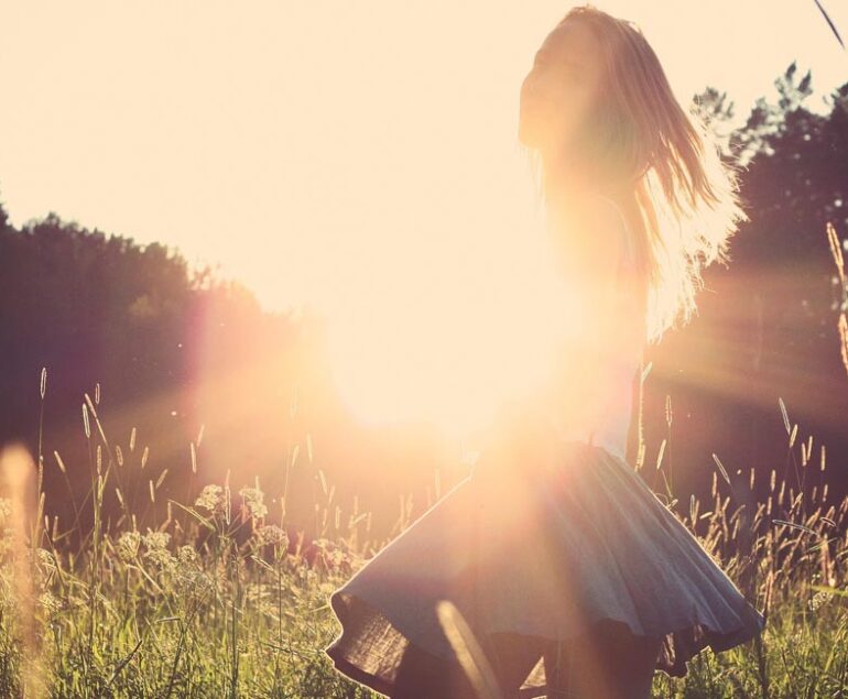 donna felice usa coppetta mestruale