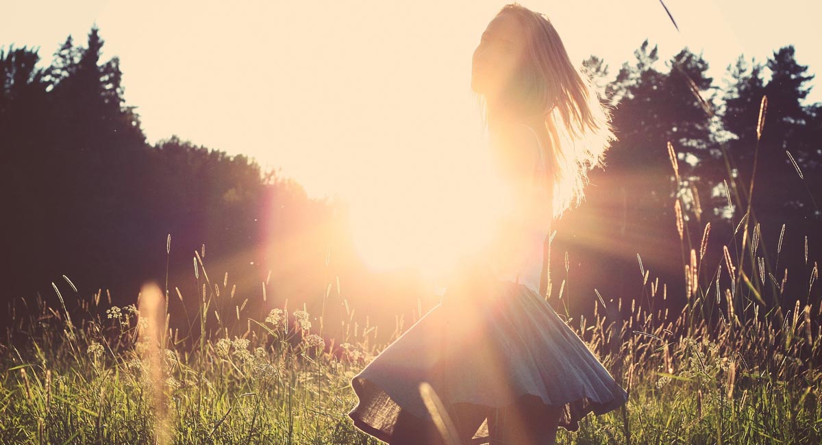 donna felice usa coppetta mestruale